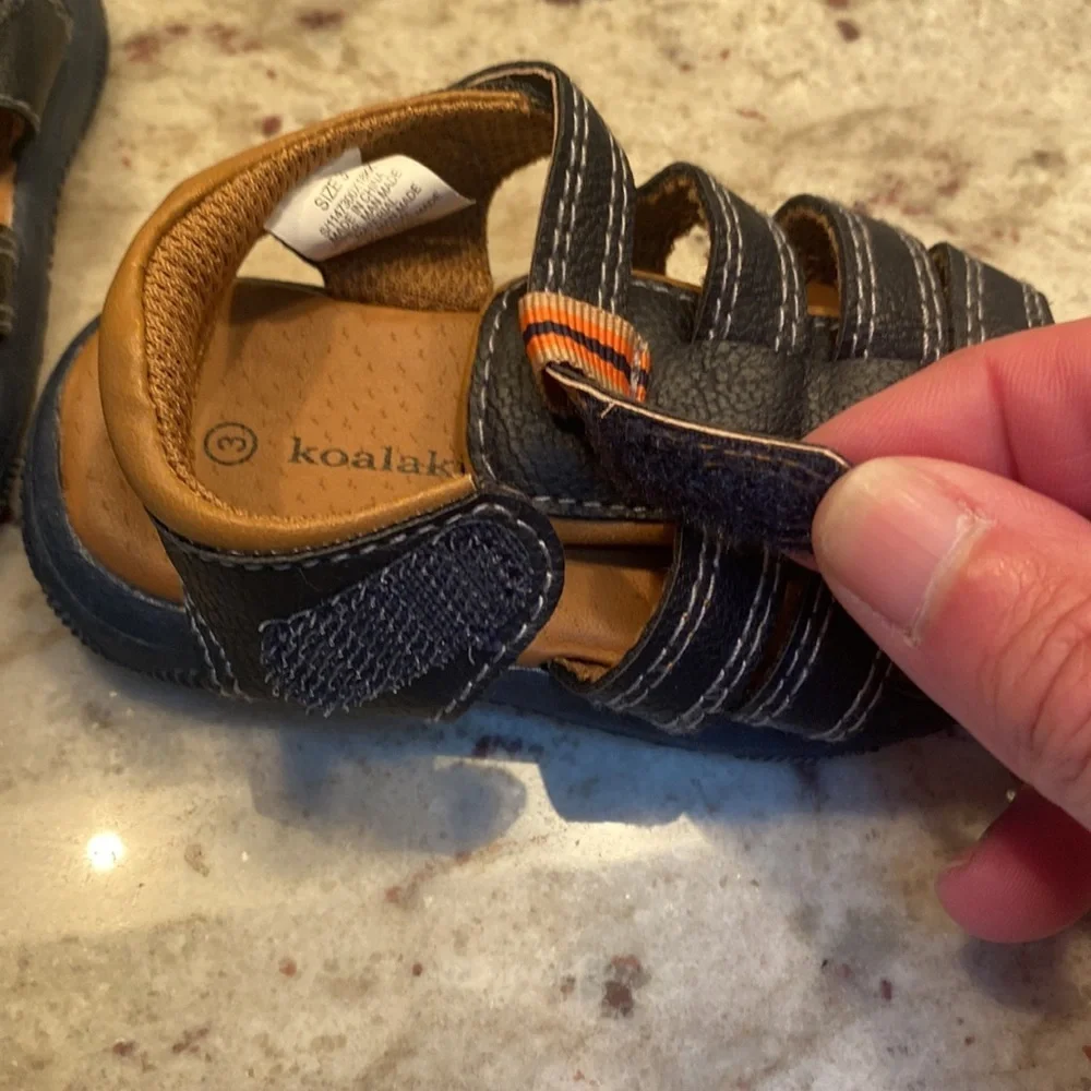 Koala kids size 3 navy sandals  with Velcro closure.  Excellent condition
